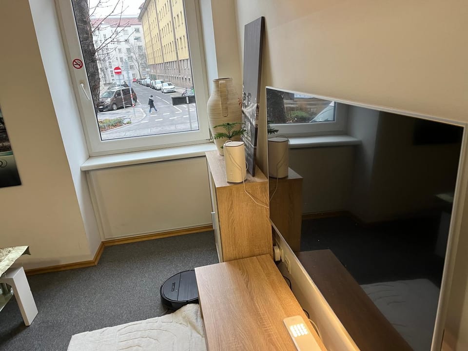 Gutbau com, Whole Apartment 4u, Self-Check-in, Top-Location, Underground & Shops under window, 3-5min Walking to Swimming & footbal Stadion, Wake-up in sunshine Apartment in Vienna