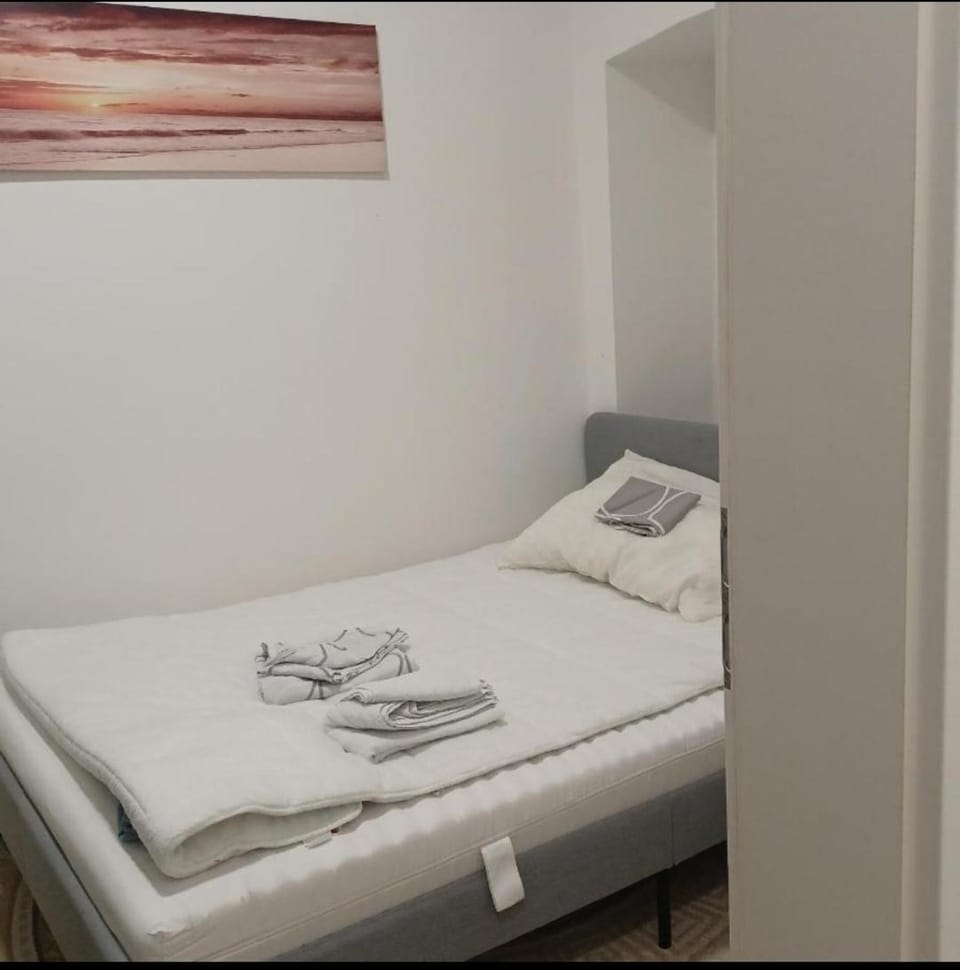 Gutbau com, Whole Apartment 4u, Self-Check-in, Top-Location, Underground & Shops under window, 3-5min Walking to Swimming & footbal Stadion, Wake-up in sunshine Apartment in Vienna