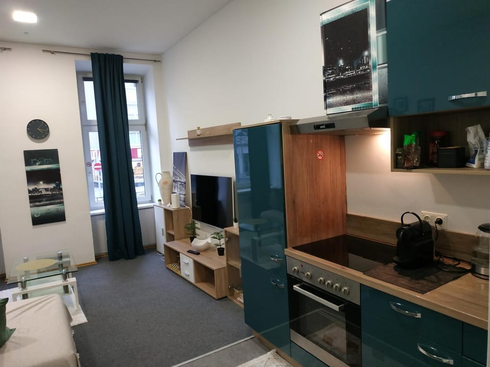 Gutbau com, Whole Apartment 4u, Self-Check-in, Top-Location, Underground & Shops under window, 3-5min Walking to Swimming & footbal Stadion, Wake-up in sunshine Apartment in Vienna