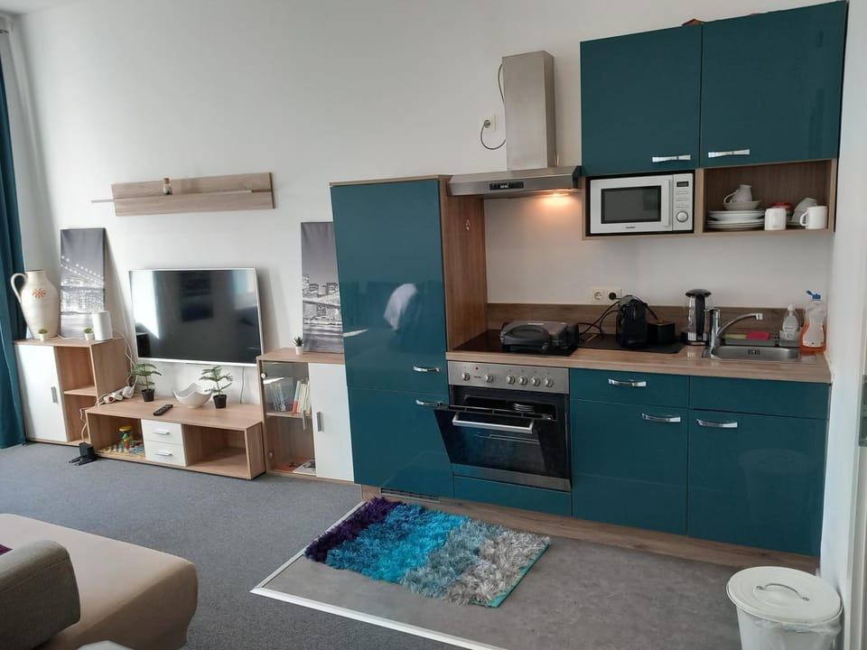 Gutbau com, Whole Apartment 4u, Self-Check-in, Top-Location, Underground & Shops under window, 3-5min Walking to Swimming & footbal Stadion, Wake-up in sunshine Apartment in Vienna