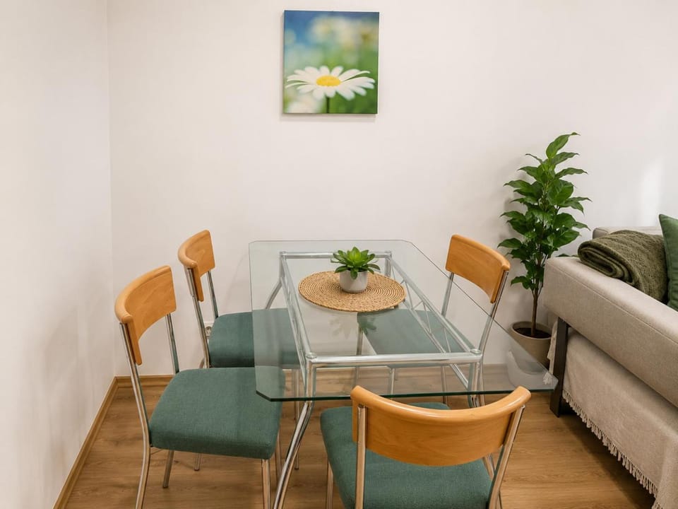 Gutbau com, Whole Apartment 4u, Self-Check-in, Top-Location, Underground & Shops under window, 3-5min Walking to Swimming & footbal Stadion, Wake-up in sunshine Apartment in Vienna
