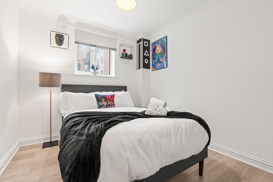 Bed, TV and multimedia, Photo of the whole room, Bedroom