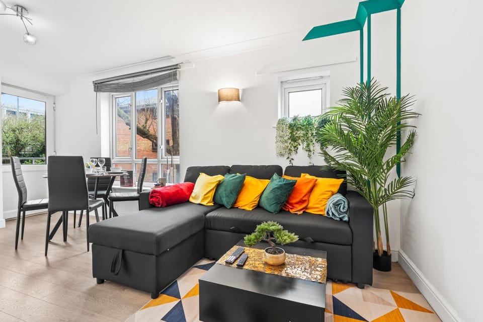 Living room, Food and drinks, Seating area, Dining area