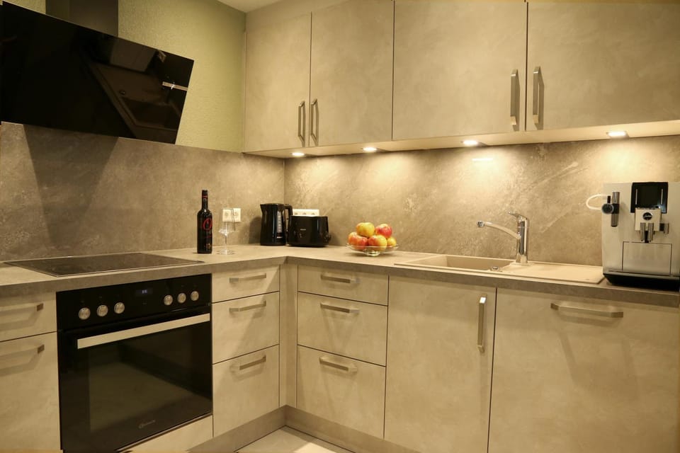 Coffee/tea facilities, Kitchen or kitchenette, dishwasher, oven, stove, toaster