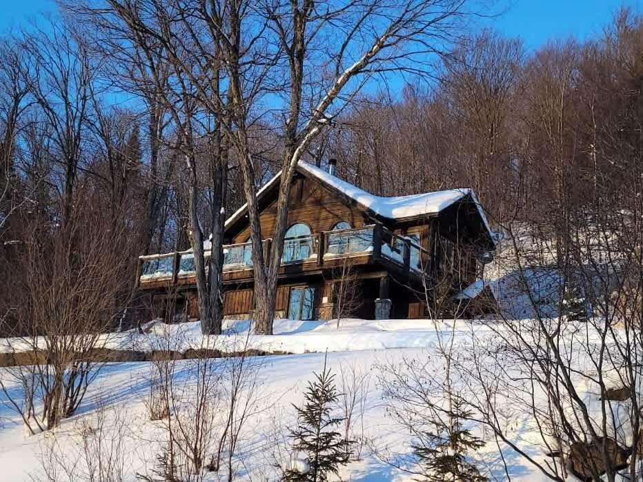 Lake views, spa, king bed, Golf Club amenities Chalet in Ontario