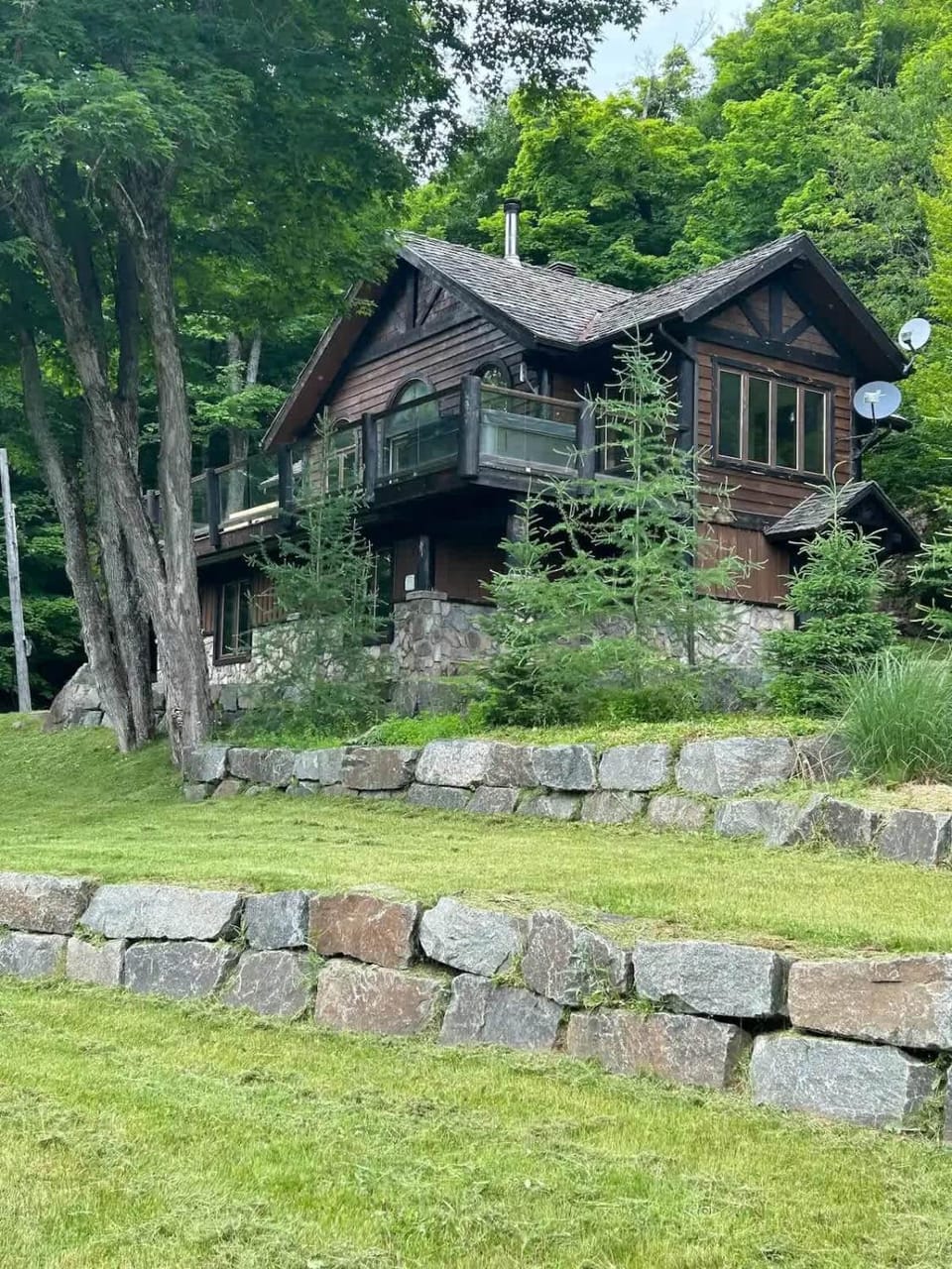 Lake views, spa, king bed, Golf Club amenities Chalet in Ontario