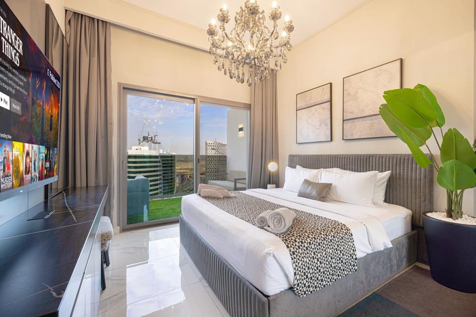 Upscale 2BR in Lively Building Apartment in Dubai
