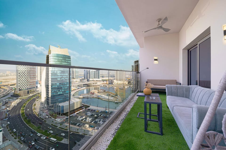 Upscale 2BR in Lively Building Apartment in Dubai