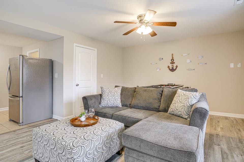 Lake Anna Retreat w/ Private Beach, Hot Tub Access Apartment in Lake Anna
