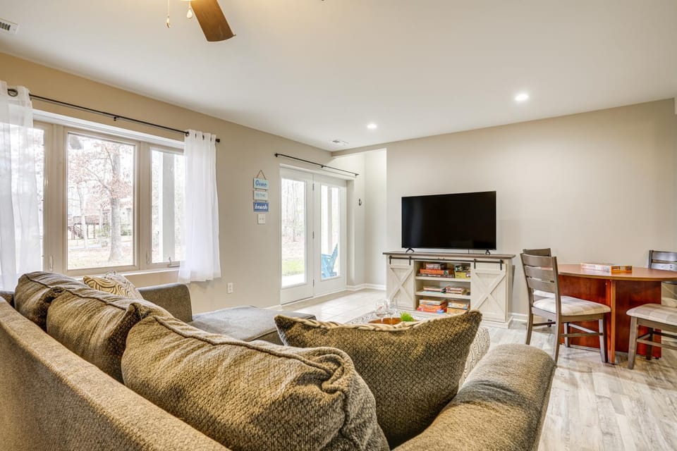 Lake Anna Retreat w/ Private Beach, Hot Tub Access Apartment in Lake Anna
