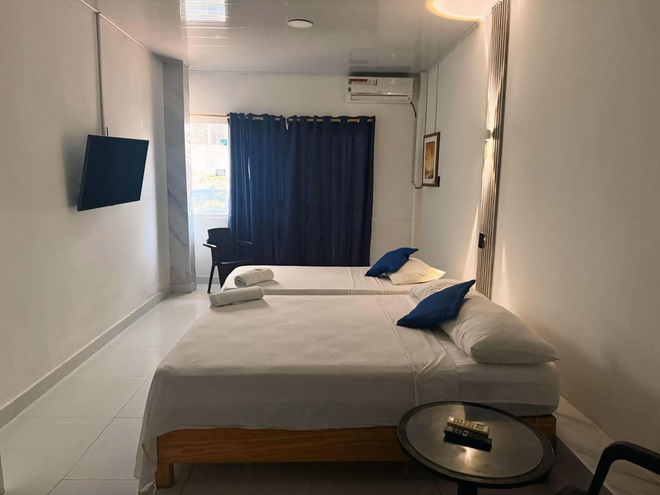 Bed, TV and multimedia, Photo of the whole room, Bedroom, towels, air conditioner