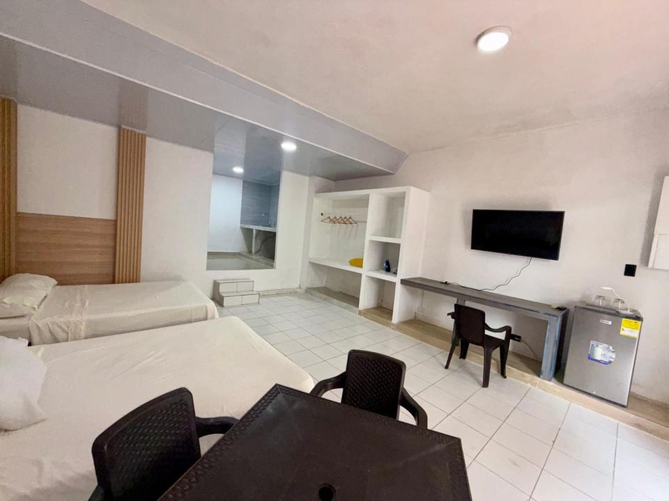 Bed, TV and multimedia, Photo of the whole room, Seating area, Bedroom