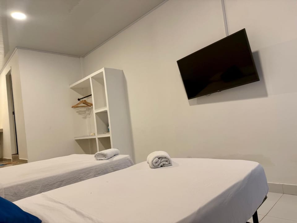 Bed, TV and multimedia, Photo of the whole room, Bedroom, towels
