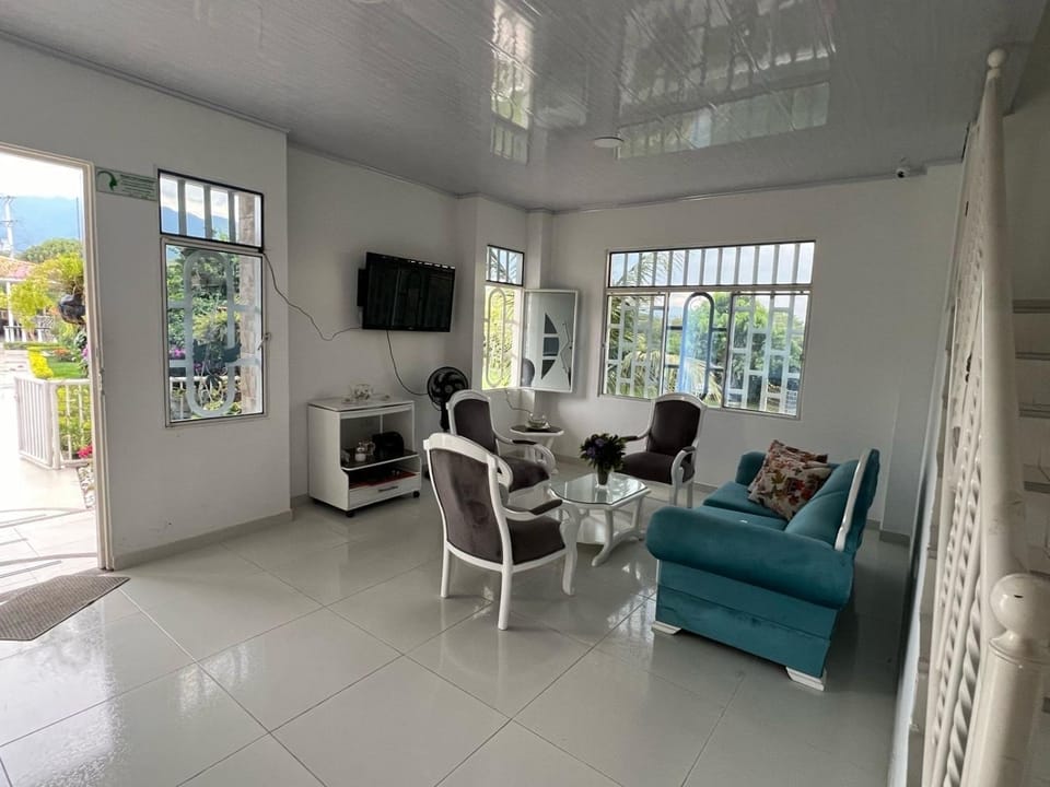 Communal lounge/ TV room, TV and multimedia, Living room, Seating area