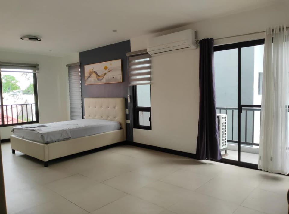 Bed, View (from property/room), Balcony/Terrace, Photo of the whole room, Bedroom, air conditioner