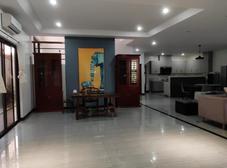TV and multimedia, Kitchen or kitchenette, Living room, Seating area