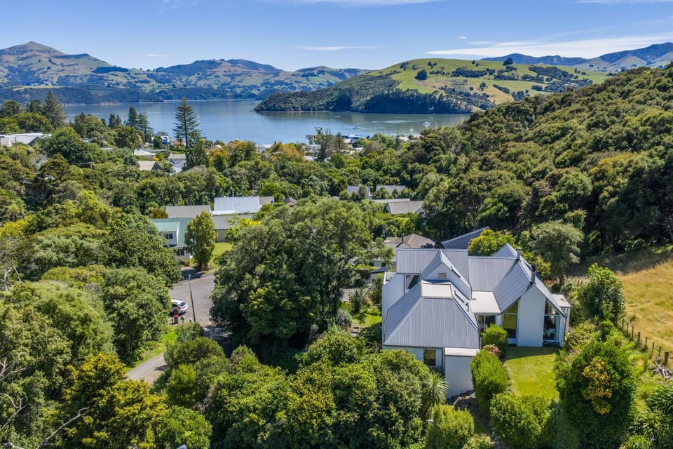 Relax with the Bellbirds in Akaroa House in Akaroa
