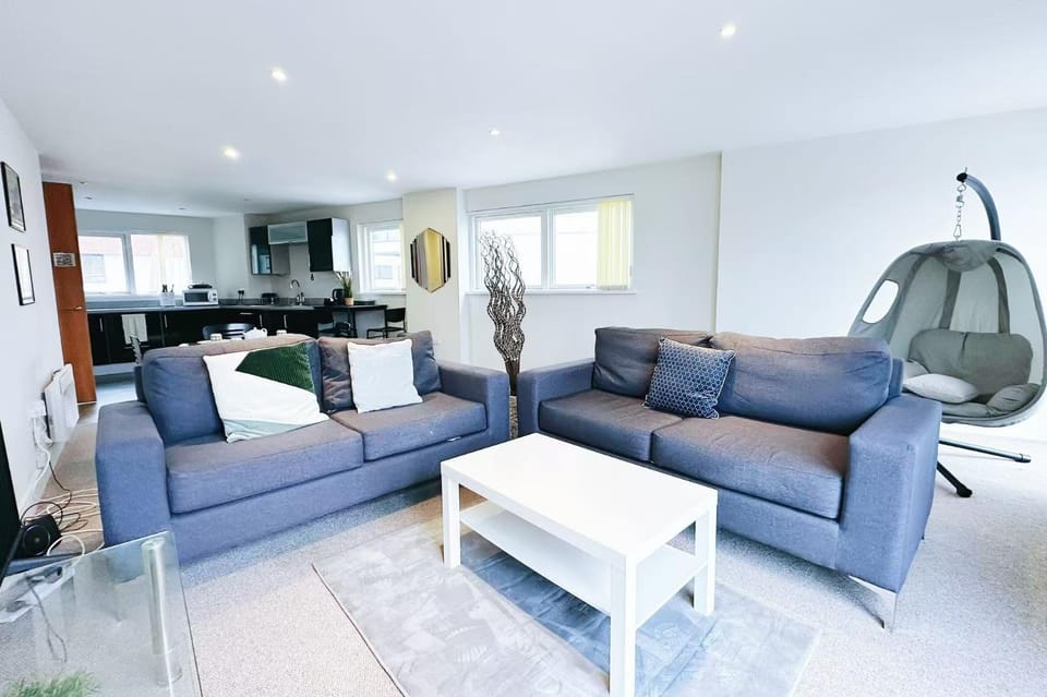Breeze Inn - 2 Bed Apt with River View Apartment in Swansea