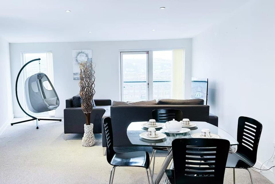 Breeze Inn - 2 Bed Apt with River View Apartment in Swansea