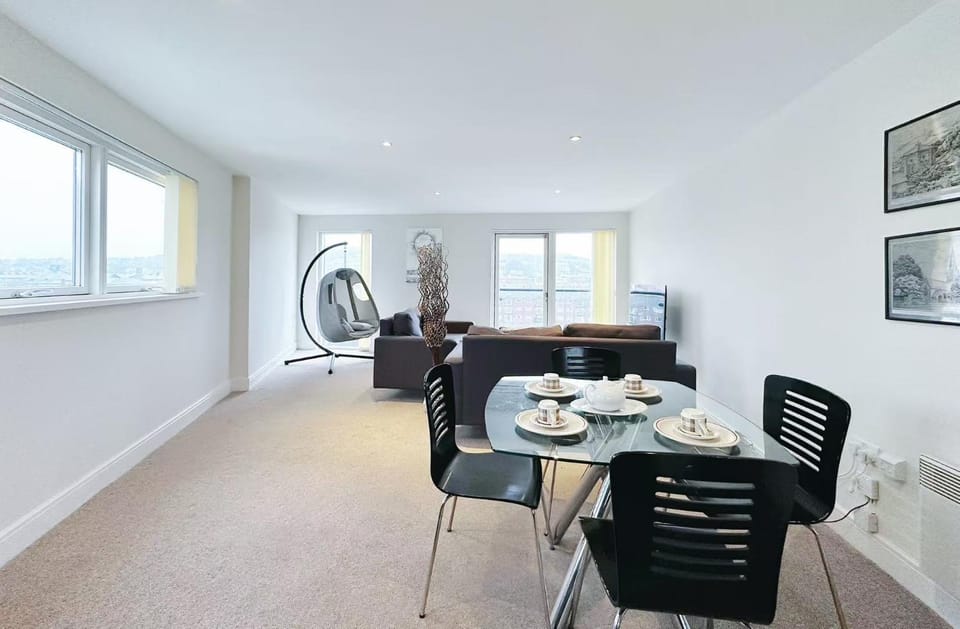Breeze Inn - 2 Bed Apt with River View Apartment in Swansea