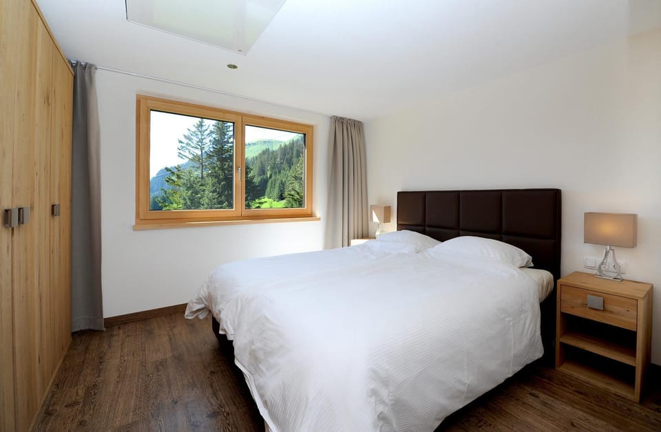 Bedroom, Mountain view