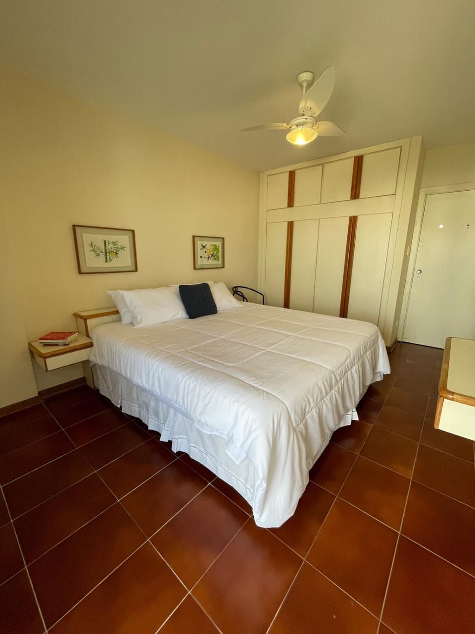 Photo of the whole room, Bedroom, wardrobe