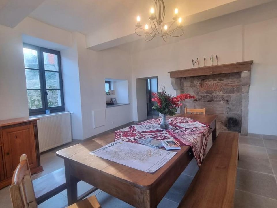 Gîte Spacieux avec Jacuzzi et Animaux Acceptés, Jusqu'à 12 Pers - FR-1-496-341 House in Auvergne-Rhône-Alpes