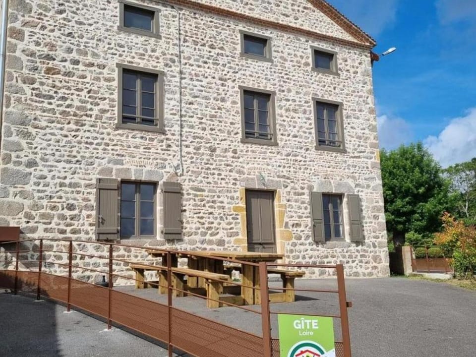 Gîte Spacieux avec Jacuzzi et Animaux Acceptés, Jusqu'à 12 Pers - FR-1-496-341 House in Auvergne-Rhône-Alpes