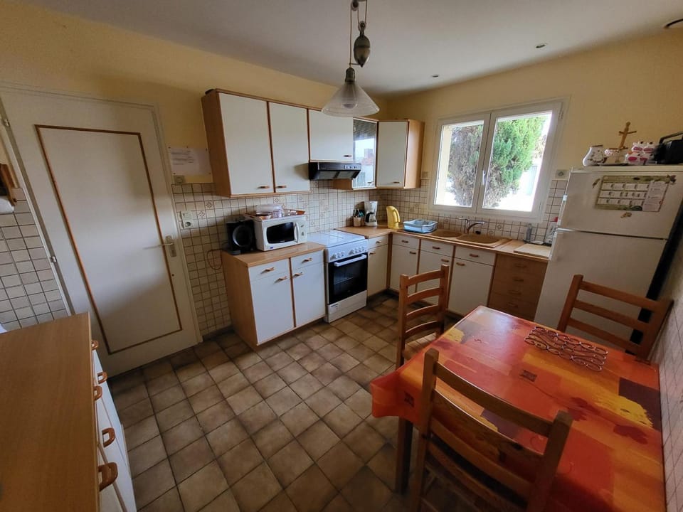 AGREABLE MAISON 2 CHAMBRES AVEC PISICINE ET STATIONNEMENT DANS UN QUARTIER CALME - FR-1-92-947 House in Château-d'Olonne