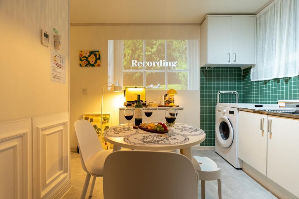 Communal lounge/ TV room, Food and drinks, Food, washing machine, kitchen