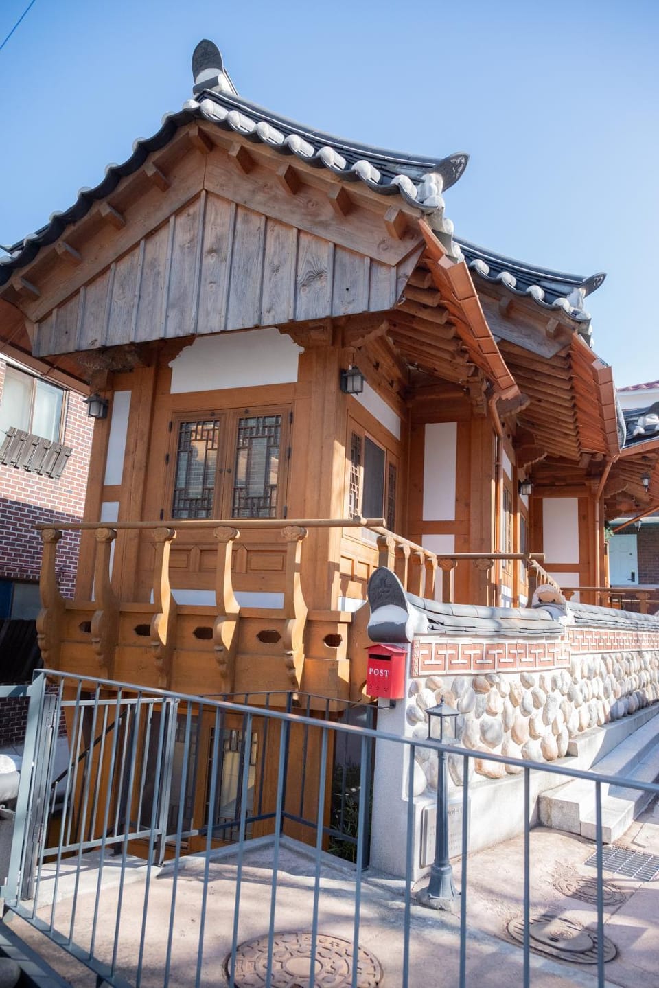 Yeoyeoje - Hanok Accommodation with the atmosphere of Hwaseong Fortress Road in Suwon, a UNESCO World Heritage Bed and Breakfast in Gyeonggi-do