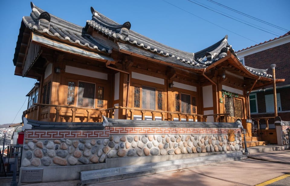 Yeoyeoje - Hanok Accommodation with the atmosphere of Hwaseong Fortress Road in Suwon, a UNESCO World Heritage Bed and Breakfast in Gyeonggi-do