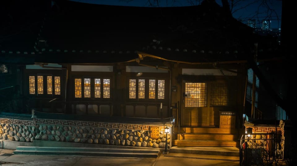 Yeoyeoje - Hanok Accommodation with the atmosphere of Hwaseong Fortress Road in Suwon, a UNESCO World Heritage Bed and Breakfast in Gyeonggi-do