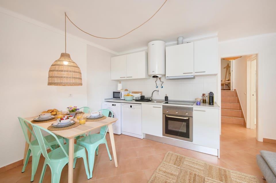 Kitchen or kitchenette, Dining area, dishwasher, oven, stove, toaster