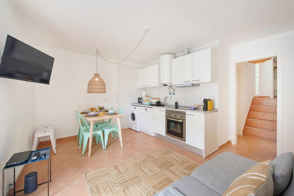 TV and multimedia, Kitchen or kitchenette, Living room, Seating area, Dining area, dishwasher, oven, stove, toaster