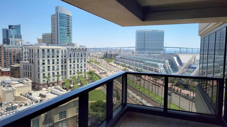 Luxurious and Spacious 2-Bedroom Condo Unit Downtown San Diego in the Heart of the Gaslamp Quarter - 30-Day Min Apartment in Gaslamp Quarter