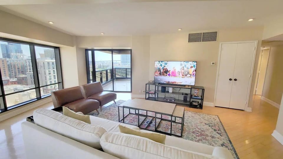 Luxurious and Spacious 2-Bedroom Condo Unit Downtown San Diego in the Heart of the Gaslamp Quarter - 30-Day Min Apartment in Gaslamp Quarter