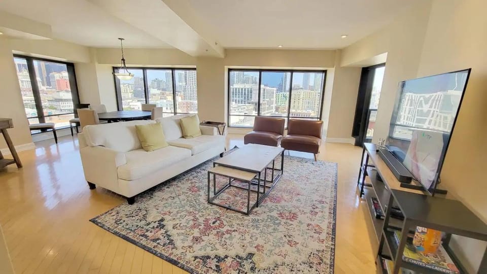 Luxurious and Spacious 2-Bedroom Condo Unit Downtown San Diego in the Heart of the Gaslamp Quarter - 30-Day Min Apartment in Gaslamp Quarter