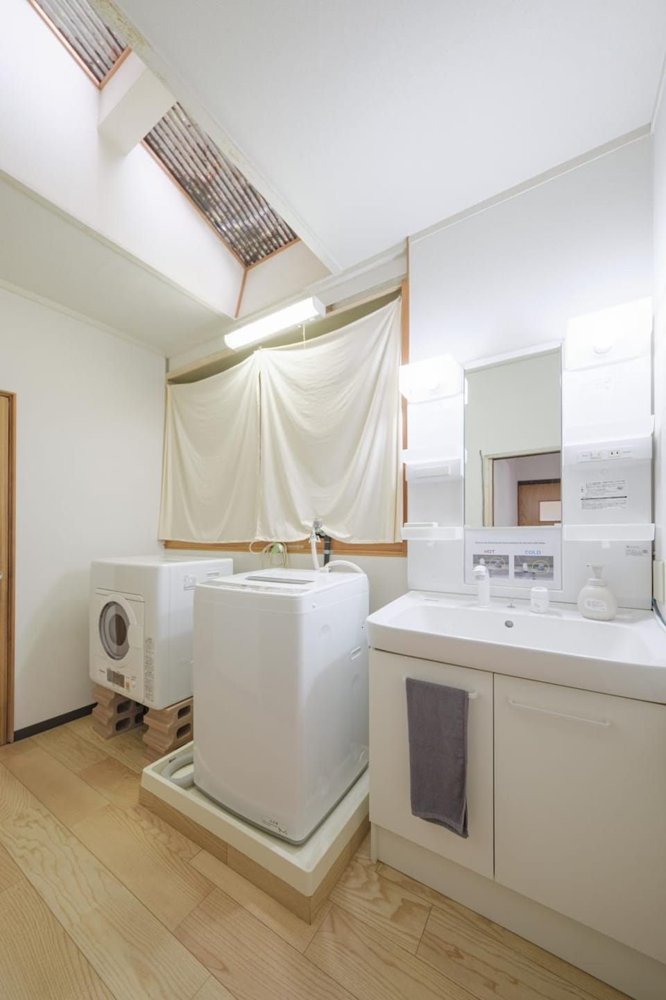 Photo of the whole room, washing machine, dryer