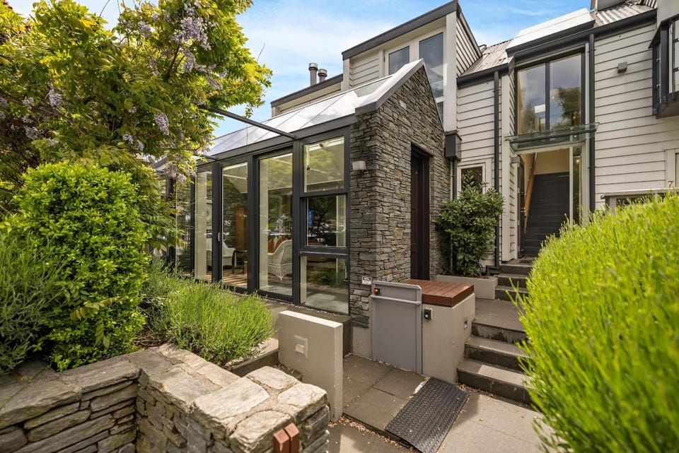 Craigroy 2 Lakeshore apartment with conservatory Apartment in Queenstown