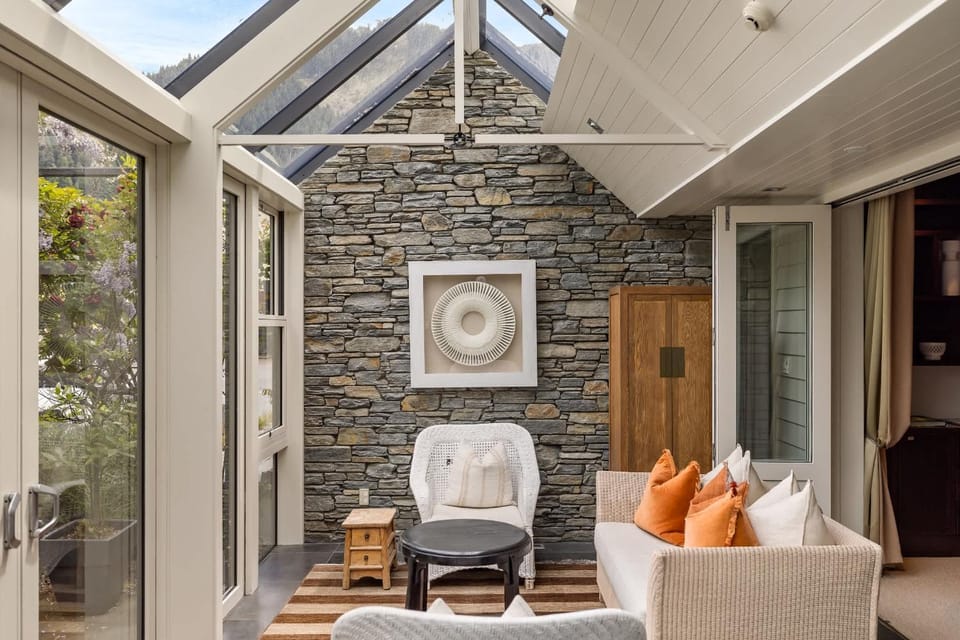 Craigroy 2 Lakeshore apartment with conservatory Apartment in Queenstown