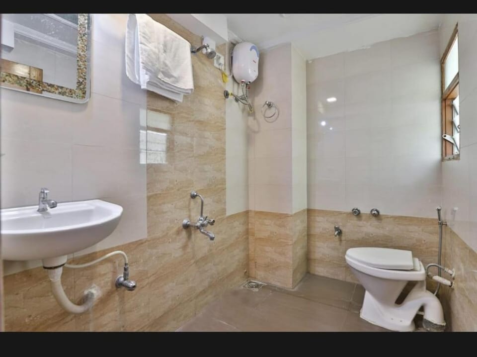 Shower, Toilet, Bathroom, towels