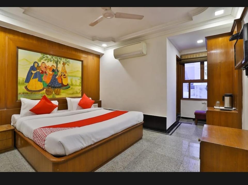 Bed, TV and multimedia, Bedroom, fireplace, air conditioner