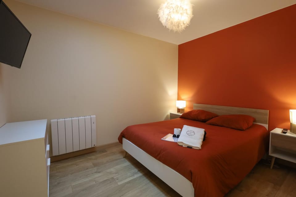 Photo of the whole room, Bedroom