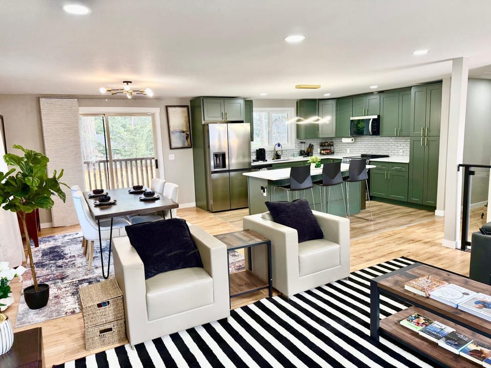 Kitchen or kitchenette, Living room, Seating area, Dining area