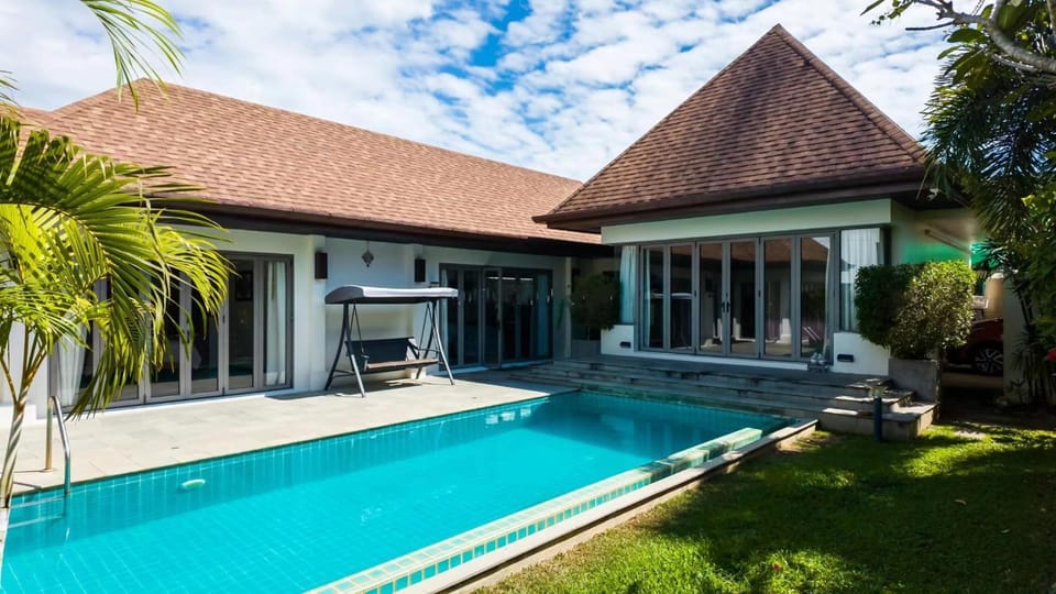 Naiharn Beach 3 bedrooms villa Villa in Rawai