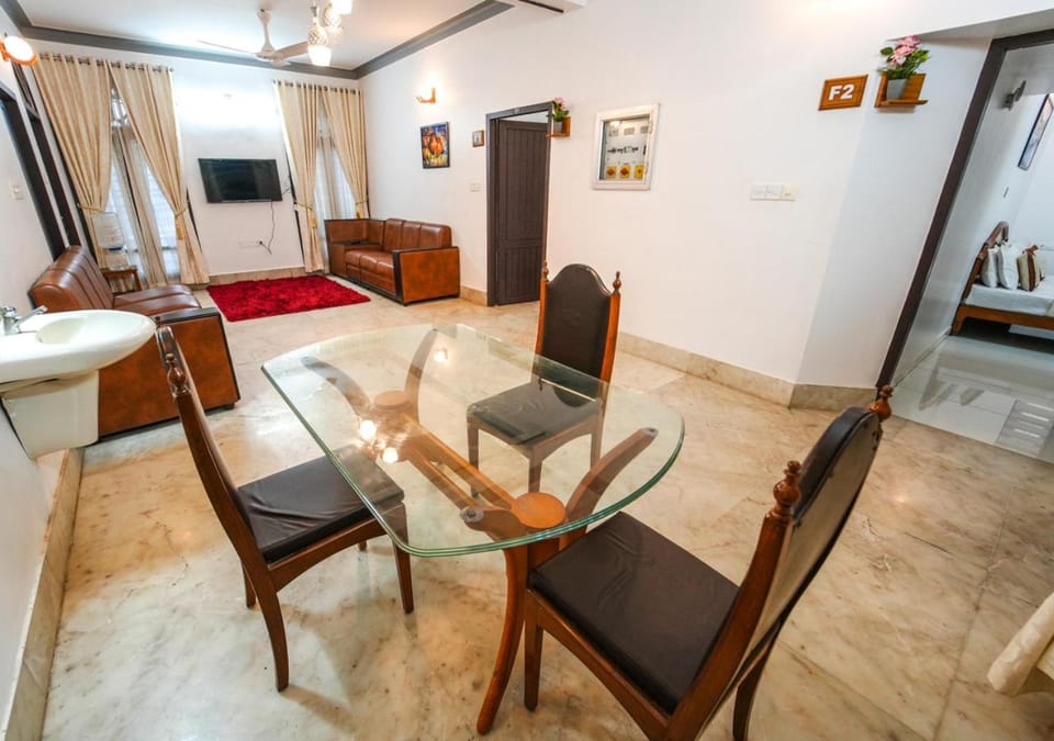 Communal lounge/ TV room, TV and multimedia, Photo of the whole room, Dining area