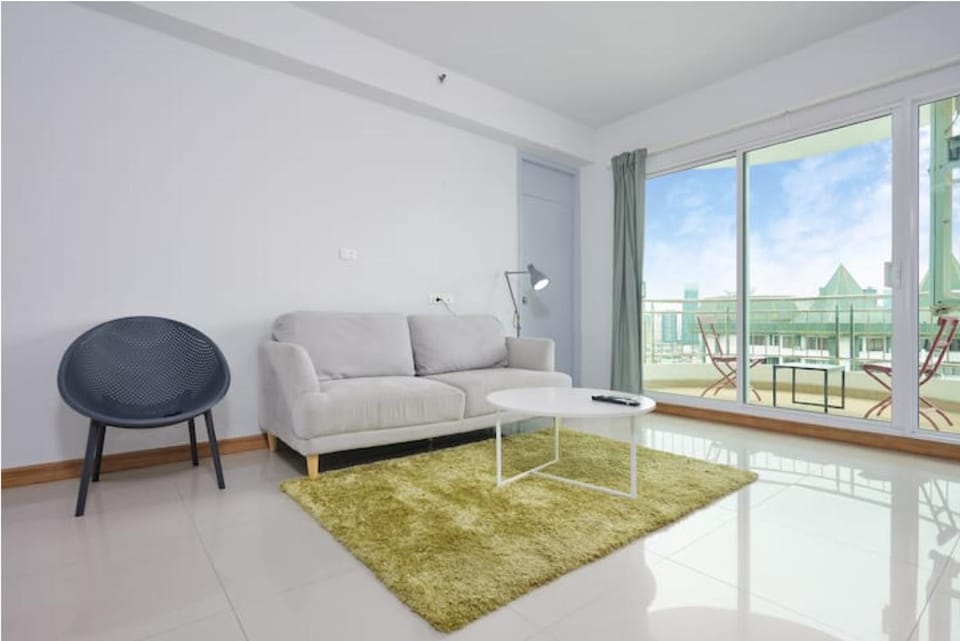 View (from property/room), Balcony/Terrace, Living room, Seating area