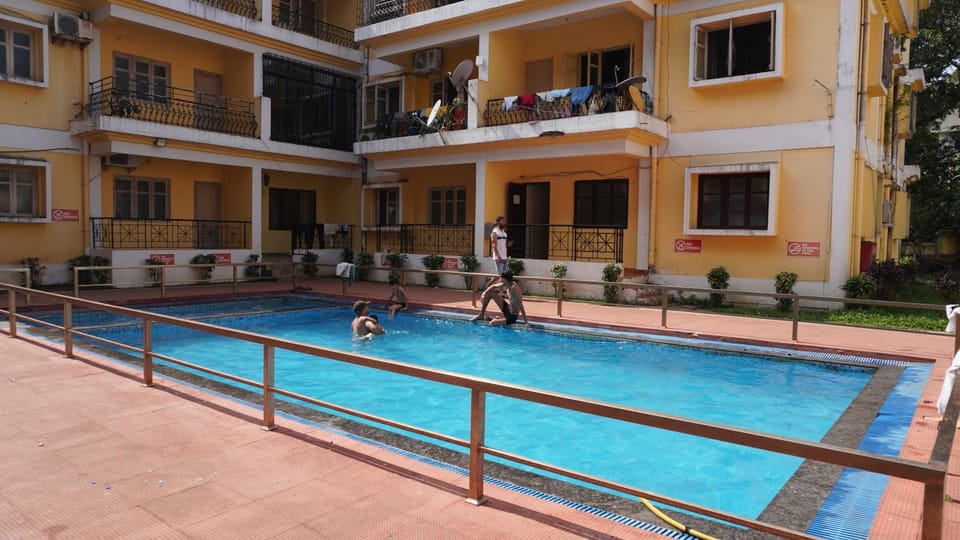 Property building, Day, People, Pool view, Swimming pool, Breakfast, group of guests, sunbed