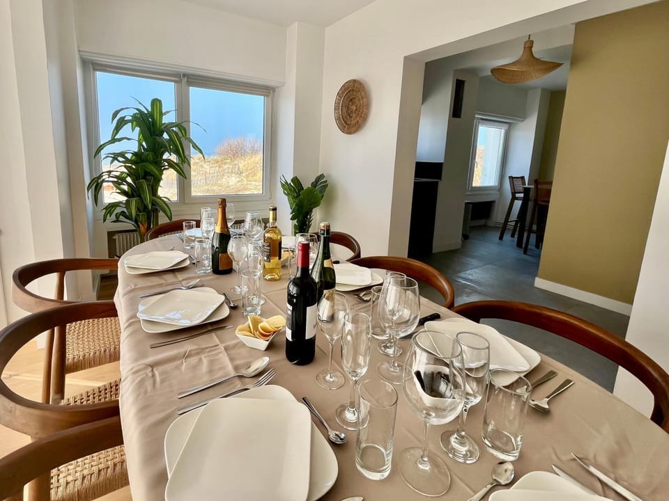 Living room, Food and drinks, Seating area, Dining area, Food, Sea view, Sea view, Drinks